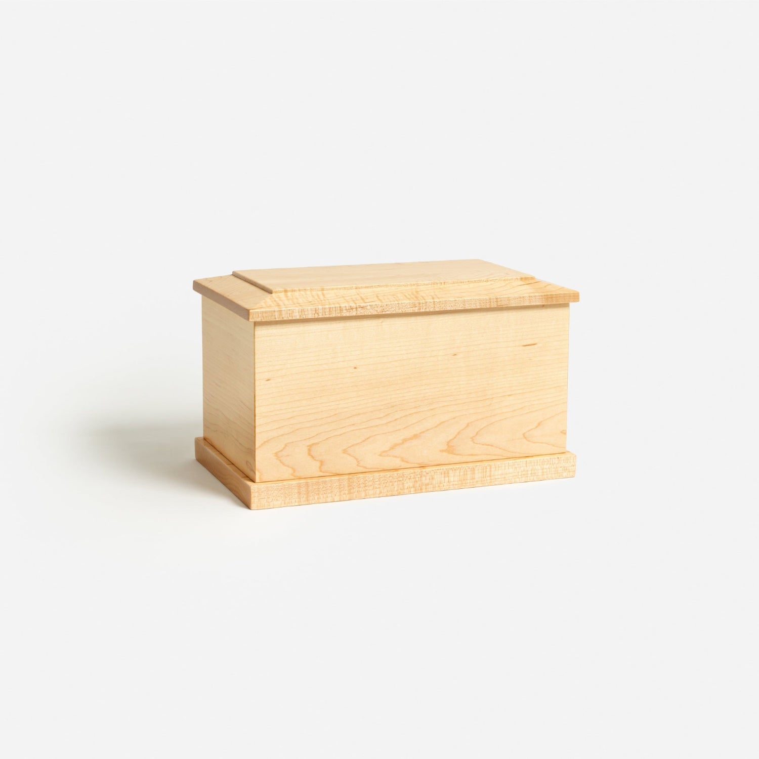 Back view of maple urn – clean seamless design