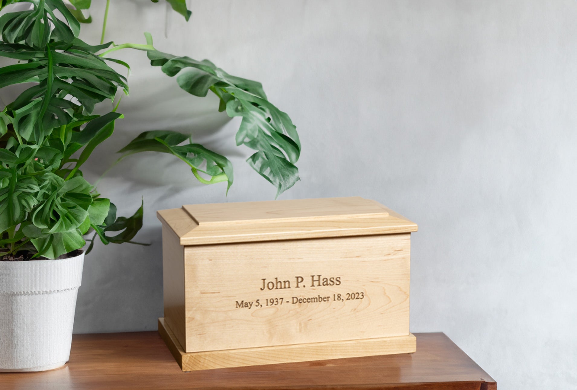 Maple urn staged – soft lighting and timeless design